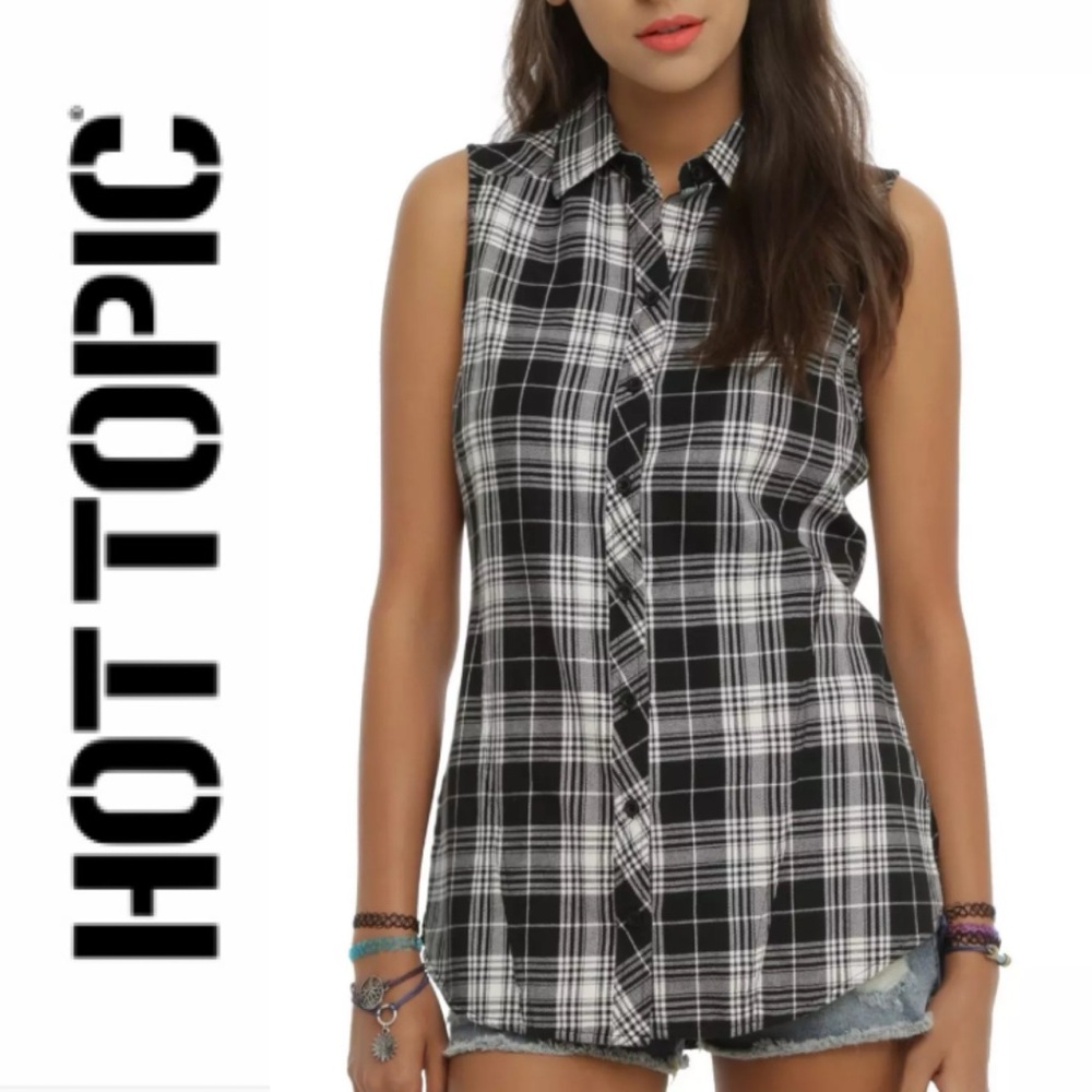 Hot Topic Black and White Plaid Sleeveless Button Down Shirt- XL